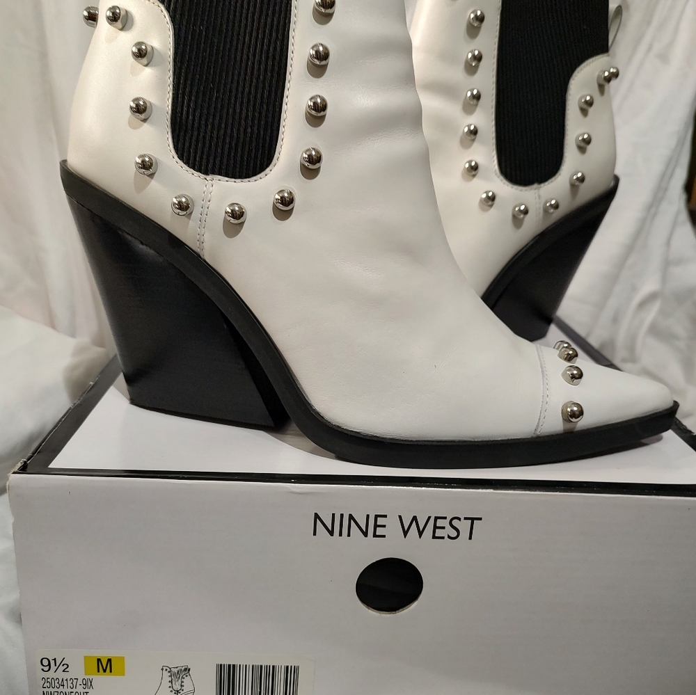 New NINE WEST white leather studded boot - Picture 2 of 2